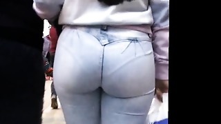 Culazo marcado de adolescente en denim ajustado