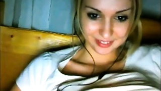 Cute face platinum-blonde showcases fine hooters on web cam chat