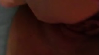 Frau fingert sich und denkt an User mit groem Schwanz