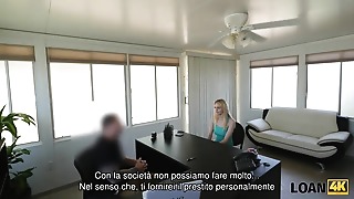 LOAN4K. L'uomo prende la macchina fotografica e organizza