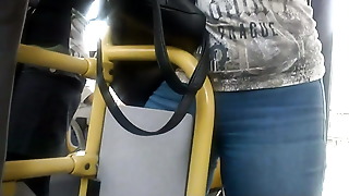 Ventenne Appoggia La Figa Sul Bus..