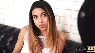 Debt4k. Babe Roxy Lips with inked gam and pierced