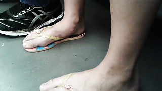 Pezinhos da adolescente no trem - teenager soles in train