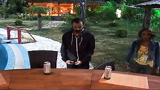 Une smallish allumeuse en denim se frotte contre une bite