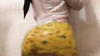 Puta Nalgona bailando dirty dancing en la regadera