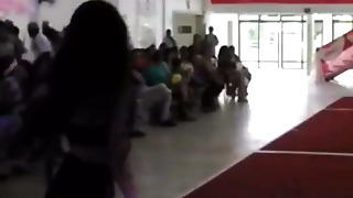 Gostosa do janela da rua desfilando