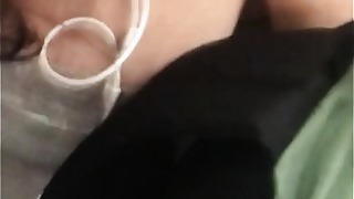 Rico escote de morrita hermosa sin brassiere en el metro