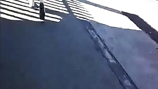 Espiando a jovencita bonita en vestido