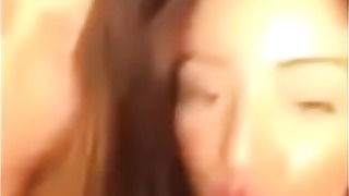 Trois jeunes beurette chauffent des mecs en live sur