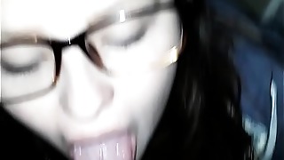 La putita de andrea con lentes mamando una verga negra