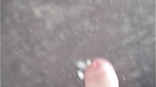 Fetter Schwanz spritzt auf den Tisch