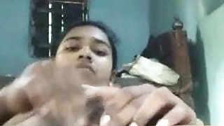 Desi girl with a sexy body shows boobs and pussy